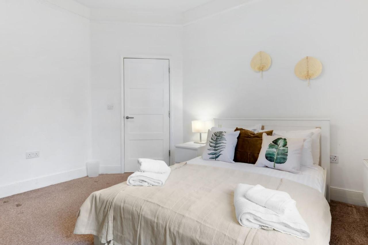 Ferienwohnung Chic 1Br House In Hounslow - 12 Mins From Heathrow Airport Feltham Exterior foto