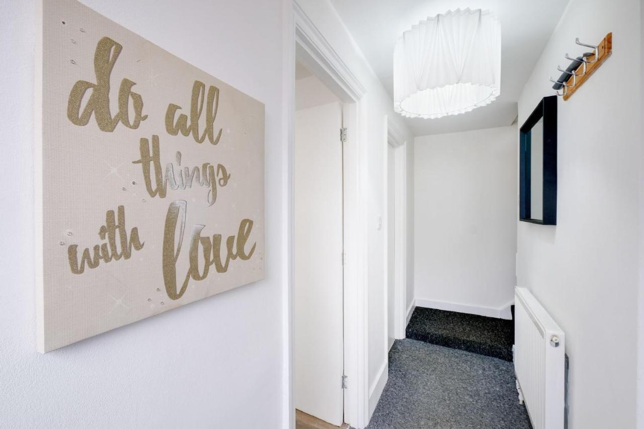 Ferienwohnung Chic 1Br House In Hounslow - 12 Mins From Heathrow Airport Feltham Exterior foto