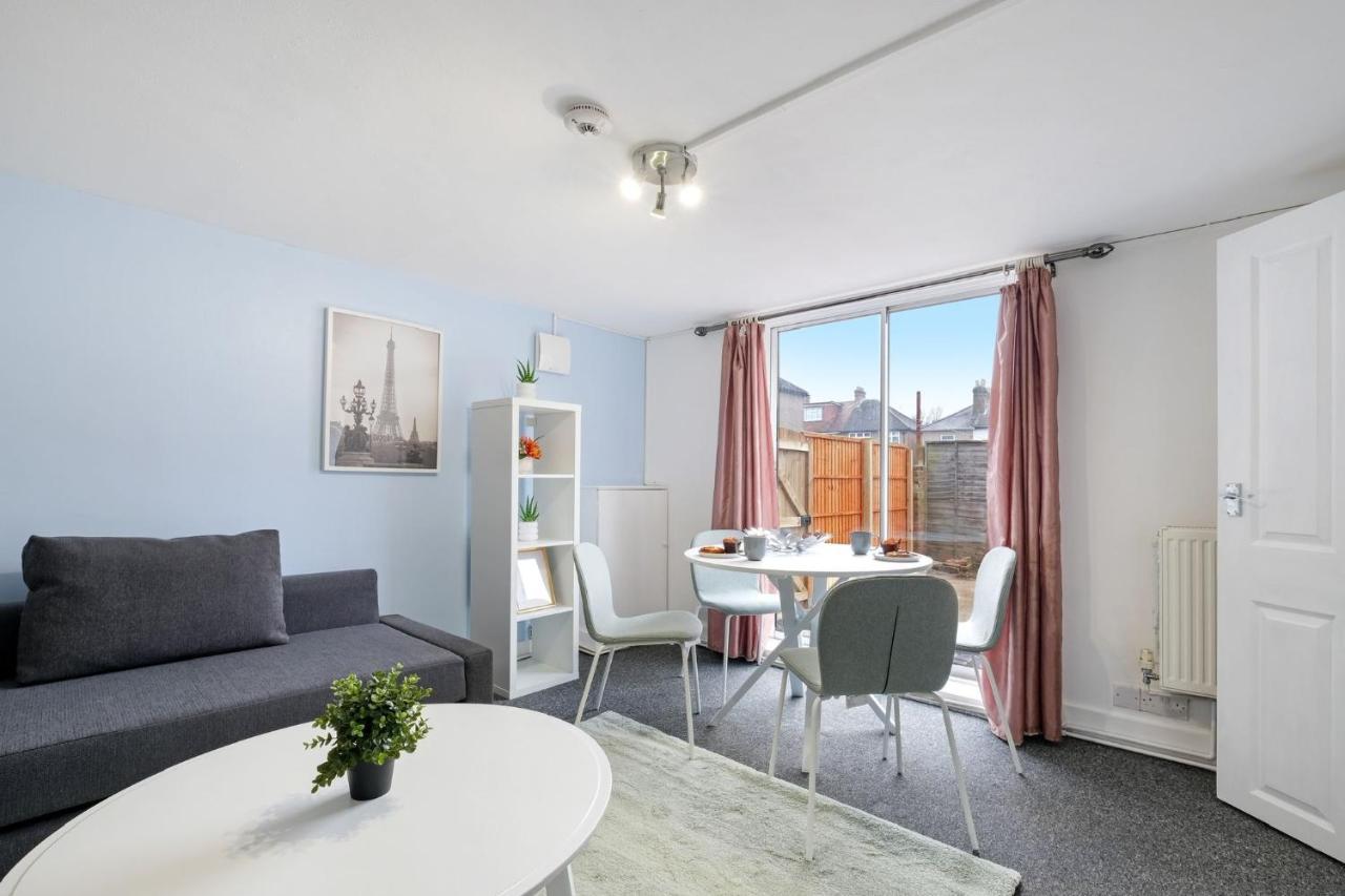 Ferienwohnung Chic 1Br House In Hounslow - 12 Mins From Heathrow Airport Feltham Exterior foto