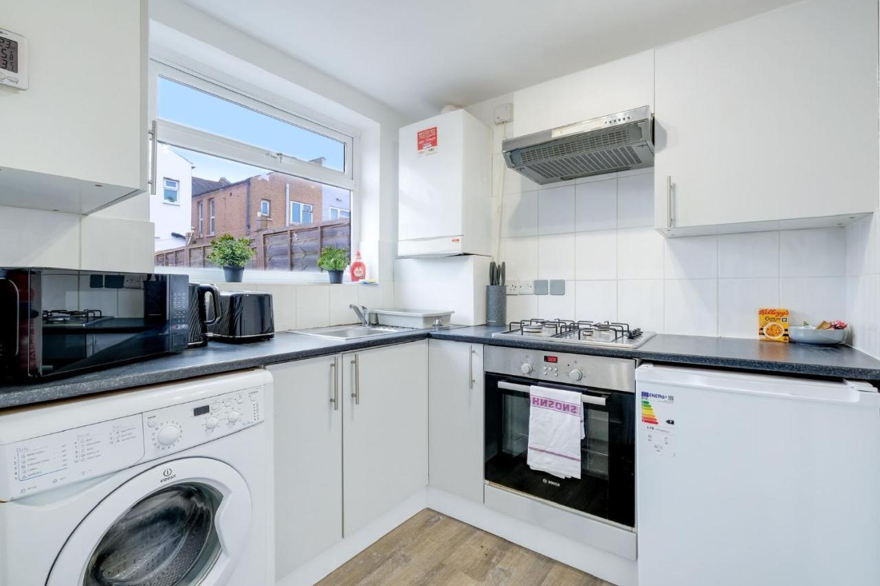 Ferienwohnung Chic 1Br House In Hounslow - 12 Mins From Heathrow Airport Feltham Exterior foto