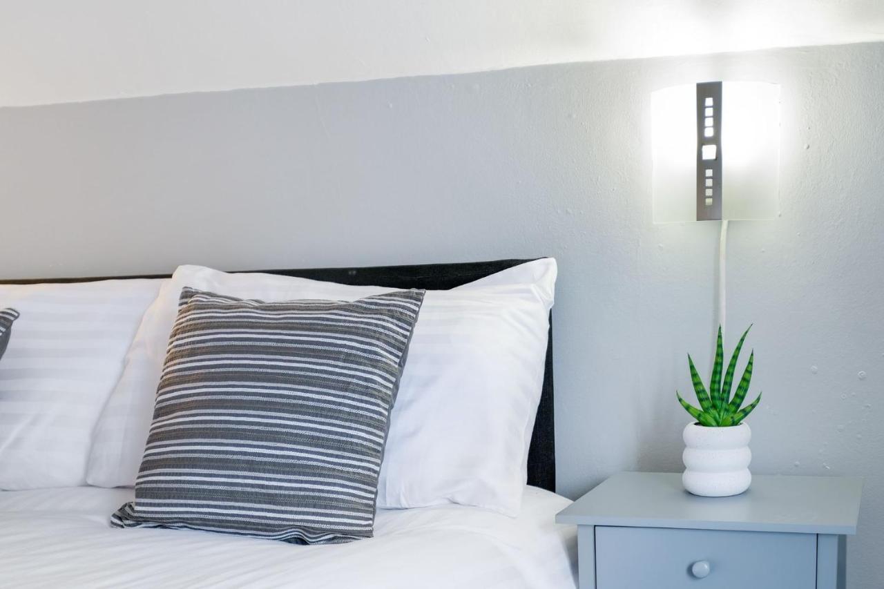 Ferienwohnung Chic 1Br House In Hounslow - 12 Mins From Heathrow Airport Feltham Exterior foto