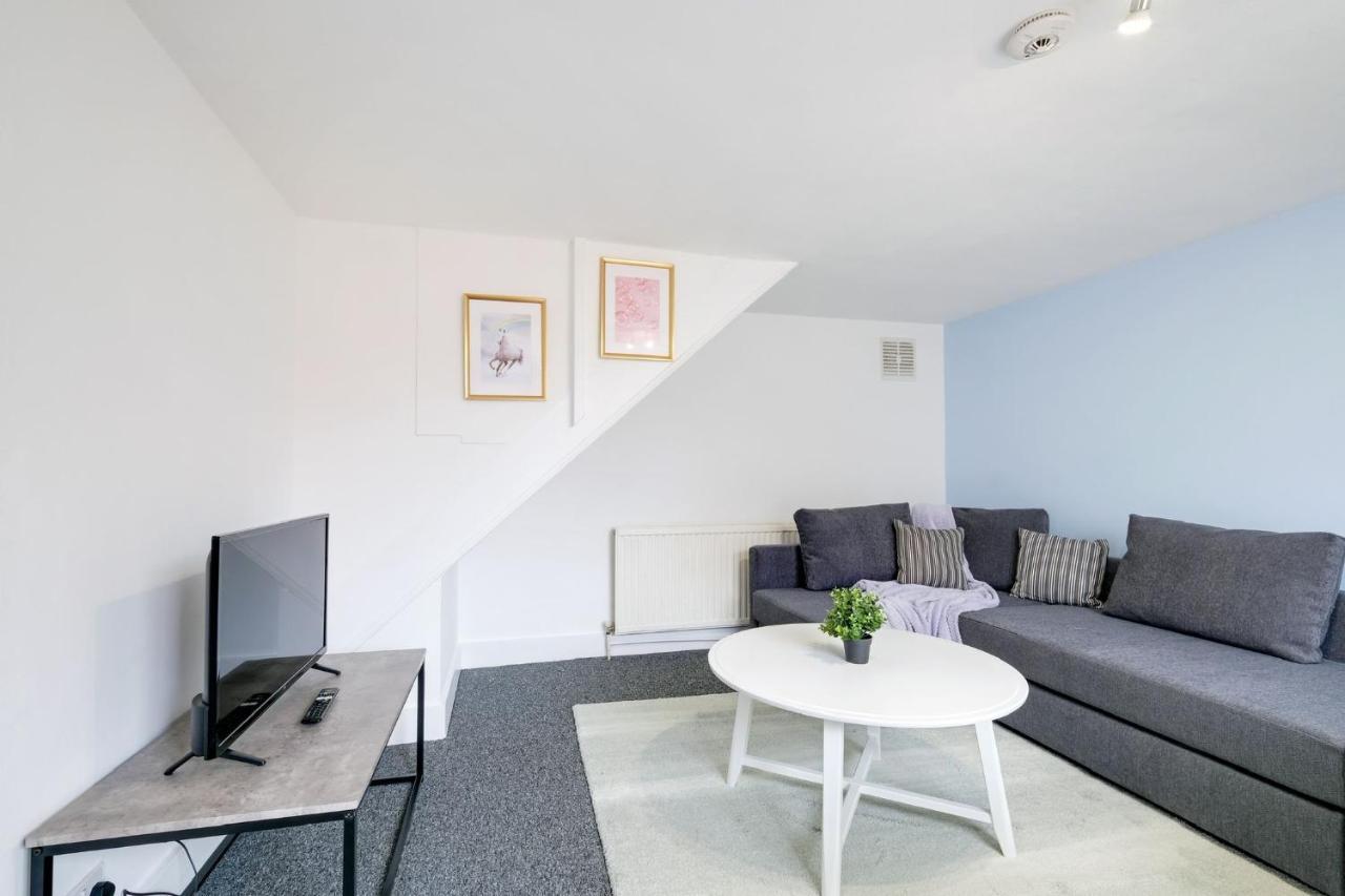 Ferienwohnung Chic 1Br House In Hounslow - 12 Mins From Heathrow Airport Feltham Exterior foto