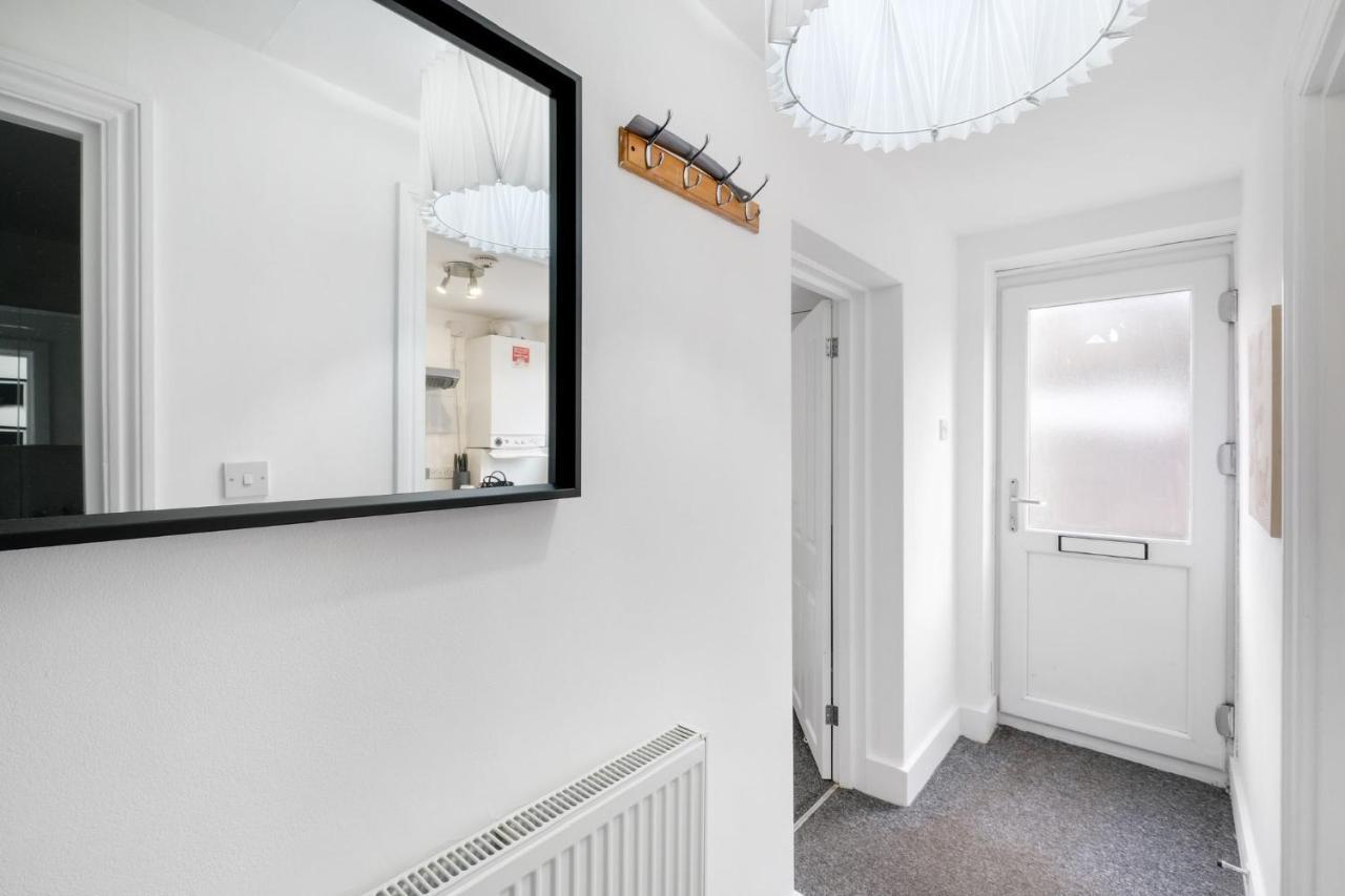 Ferienwohnung Chic 1Br House In Hounslow - 12 Mins From Heathrow Airport Feltham Exterior foto