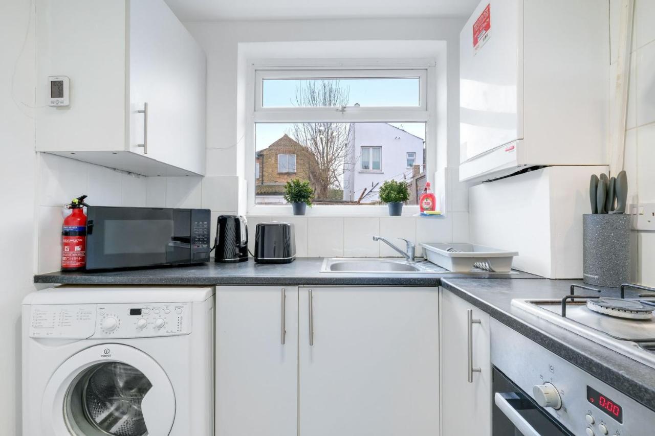 Ferienwohnung Chic 1Br House In Hounslow - 12 Mins From Heathrow Airport Feltham Exterior foto